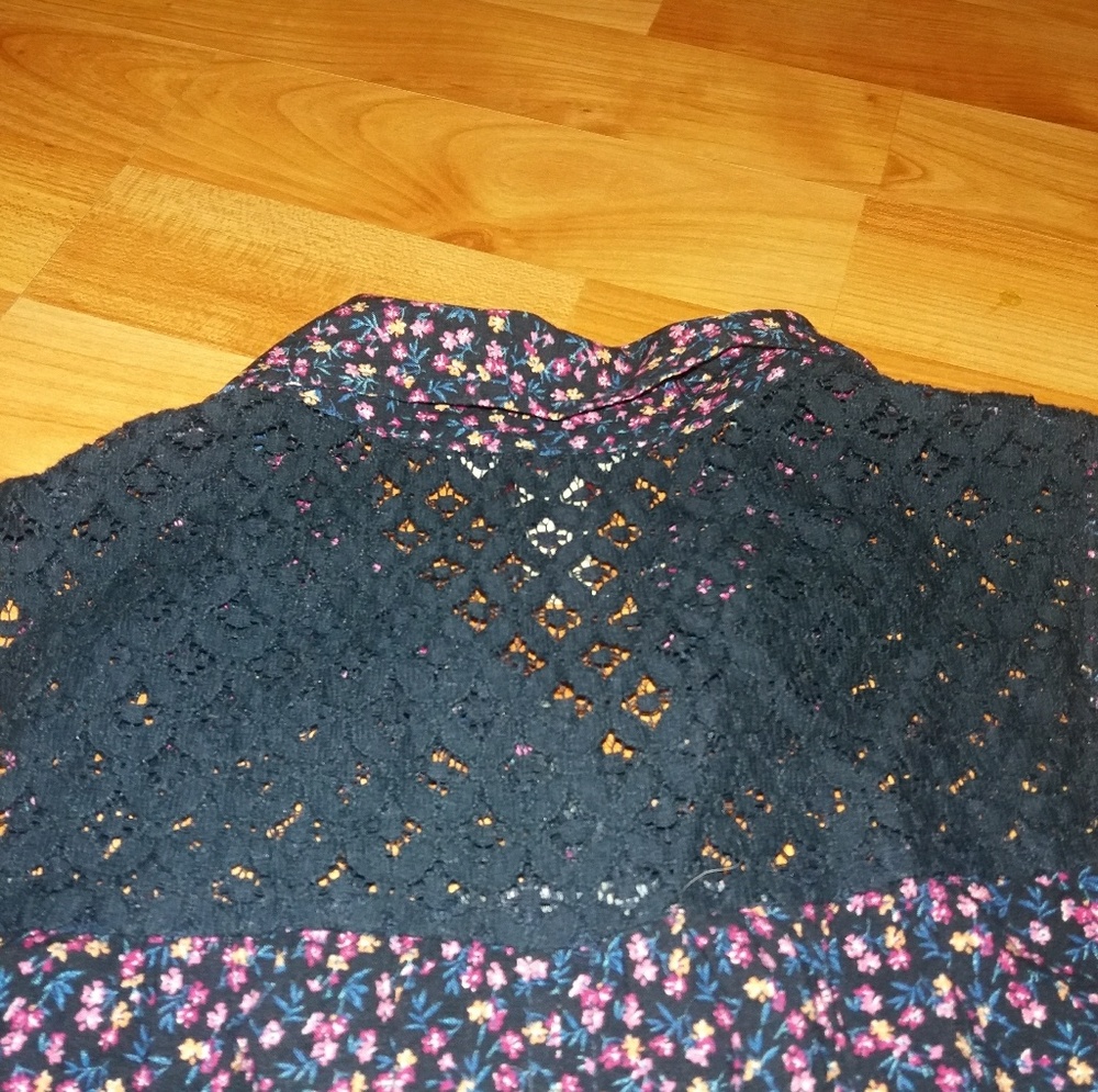 Floral pattern button down top - Picture 4 of 7
